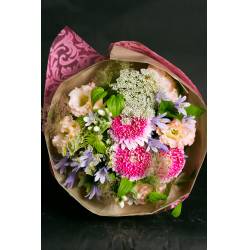 デザイナーおまかせ季節の旬な花束Mサイズ~淡い可愛い感じ~ デザイナーおまかせ季節の旬な花束Mサイズ~淡い可愛い感じ~