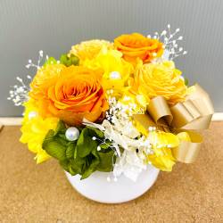 オレンジバラのボリュームのあるプリザーブドフラワー　クリアケース付き　白陶器