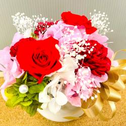 赤バラのボリュームのあるプリザーブドフラワー　クリアケース付き　白陶器