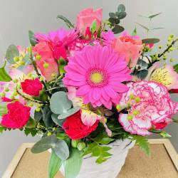ピンク系バラとガーベラのアレンジメント